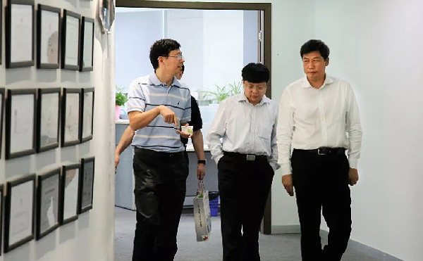 国家科技部社会发展科技司吴远彬司长（右一），飞依诺董事长奚水先生（左一）
