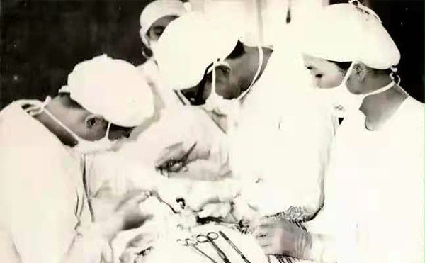 早期医生手术画面