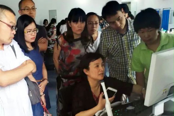 广州军区总医院的王莎莎主任使用VINNO X6进行培训，并用VINNO X6的图像制作讲座素材