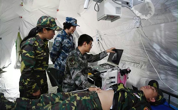 医生用飞依诺便携超声VINNO 6为官兵进行超声扫查（图片来源中国军网）