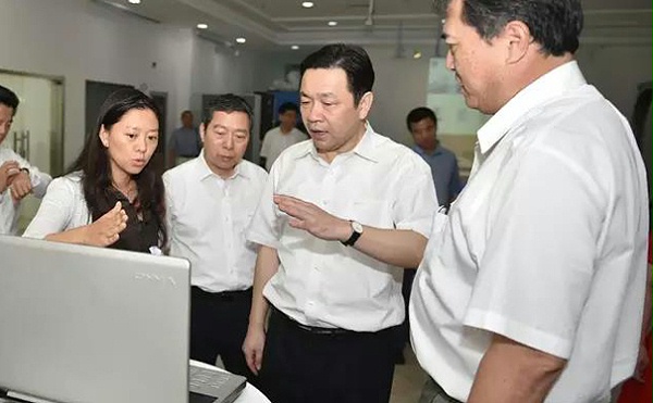 省委常委杨岳在飞依诺展台观摩机器