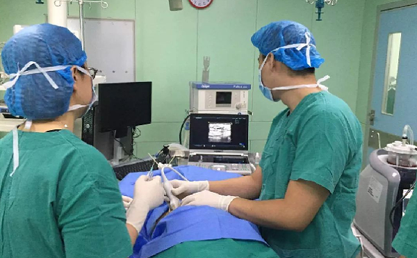 大连大学附属中山医院乳腺外科运用便携超声进行环切手术