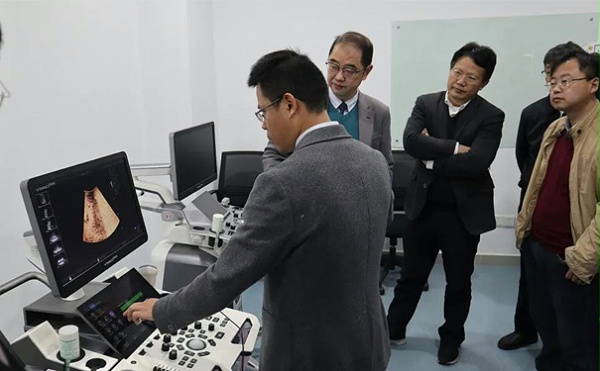 刘政教授团队应用飞依诺超声诊疗一体机 演示超声空化效应